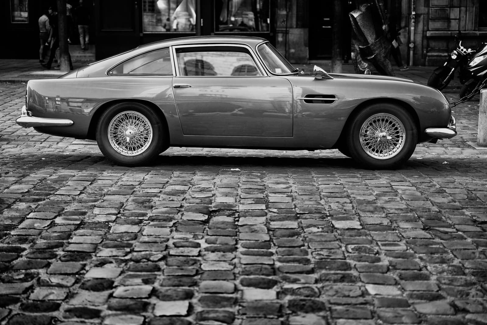 Aston DB6-1