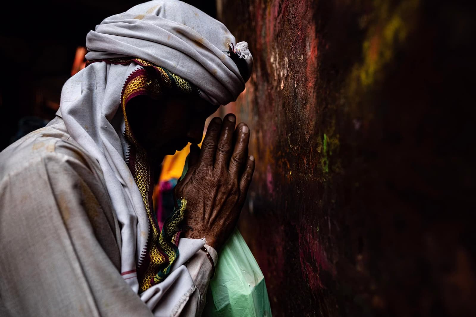 Pierres et Prières, homme, Vrindavan, India
