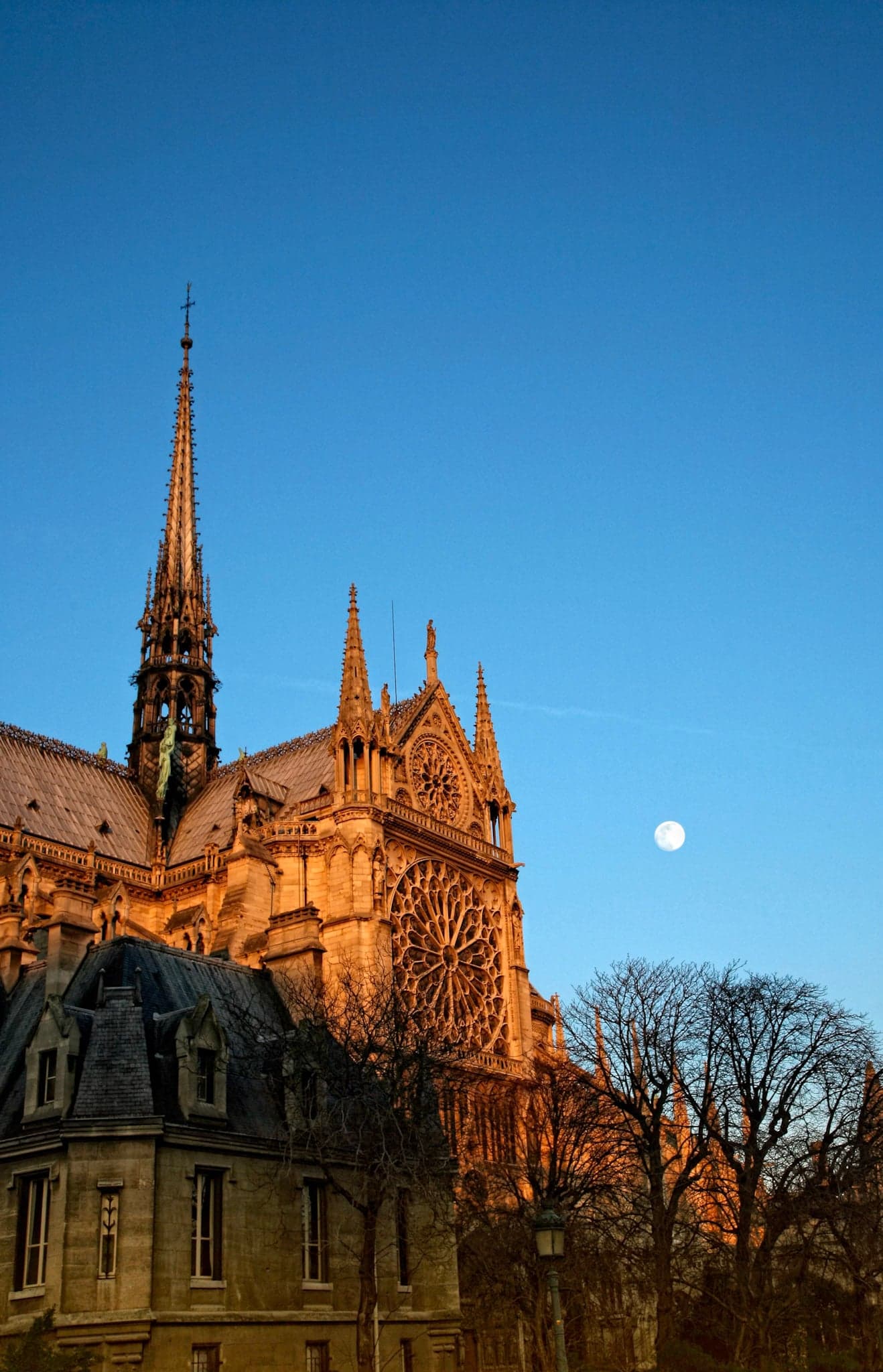 La lune veille Notre-Dame