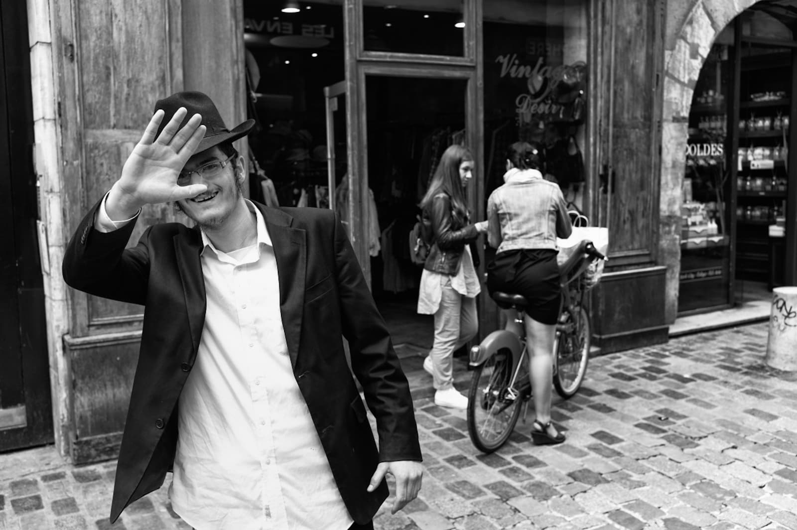 Un geste en passant